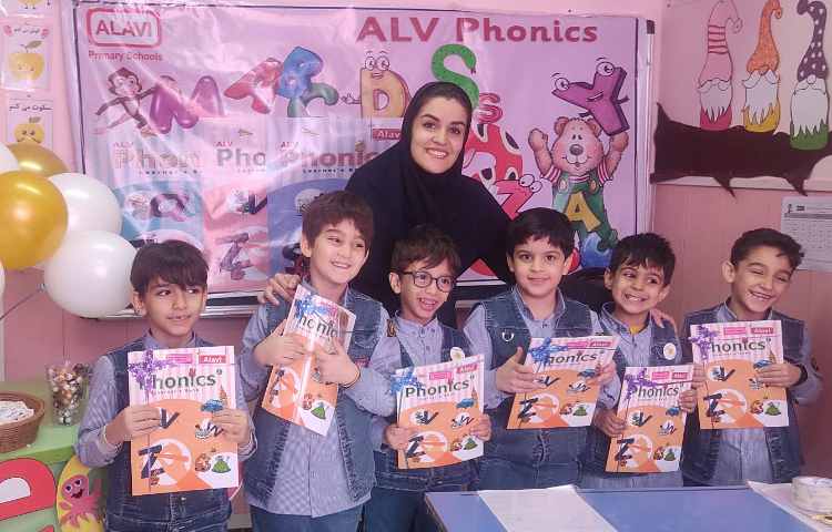 جشن ورود به کتاب جدید و دادن جایزه به دانش آموزان و پذیرایی از پسران گل 6