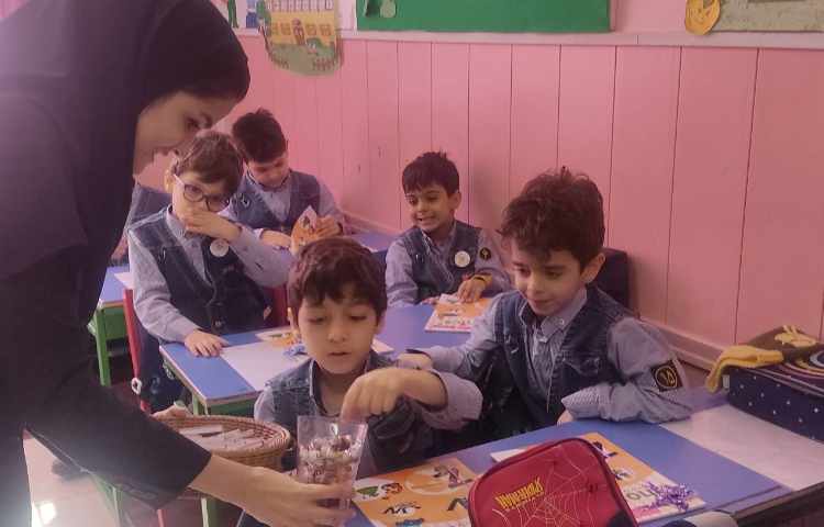 جشن ورود به کتاب جدید و دادن جایزه به دانش آموزان و پذیرایی از پسران گل 7