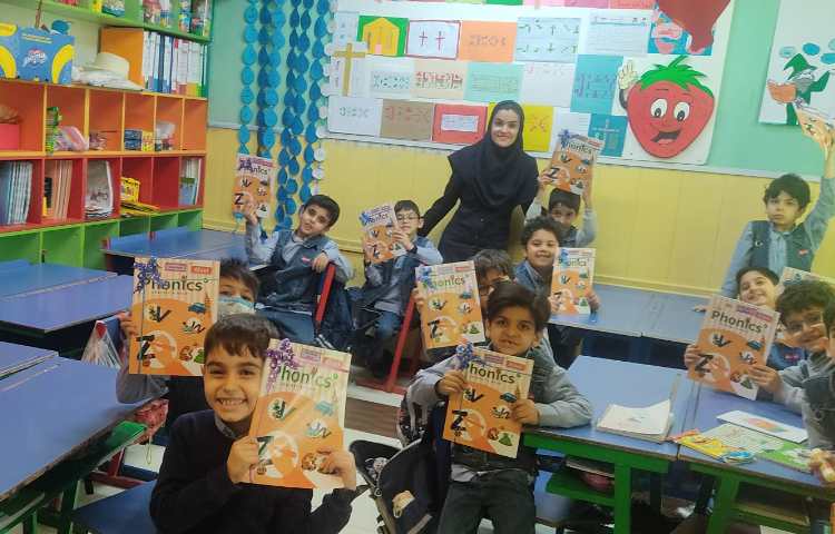 جشن ورود به کتاب جدید و دادن جایزه به دانش آموزان و پذیرایی از پسران گل 1