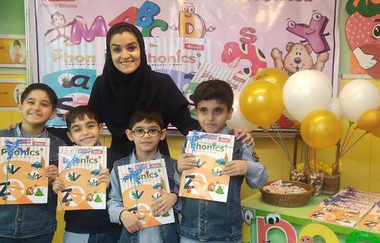 جشن ورود به کتاب جدید و دادن جایزه به دانش آموزان و پذیرایی از پسران گل 2