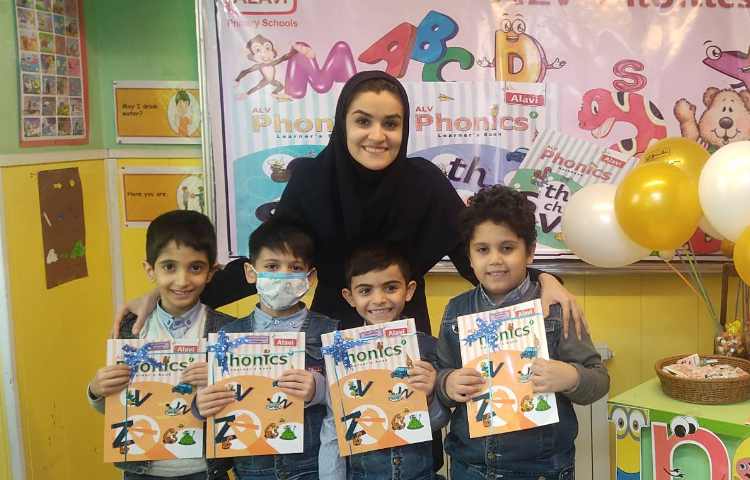 جشن ورود به کتاب جدید و دادن جایزه به دانش آموزان و پذیرایی از پسران گل