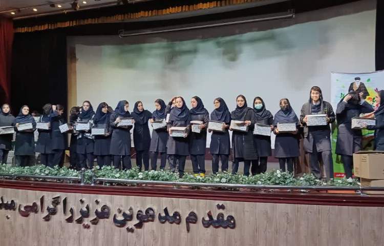 جشن کارنامه ترم اول 1403-1402 و تقدیر از دانش آموزان برتر 3