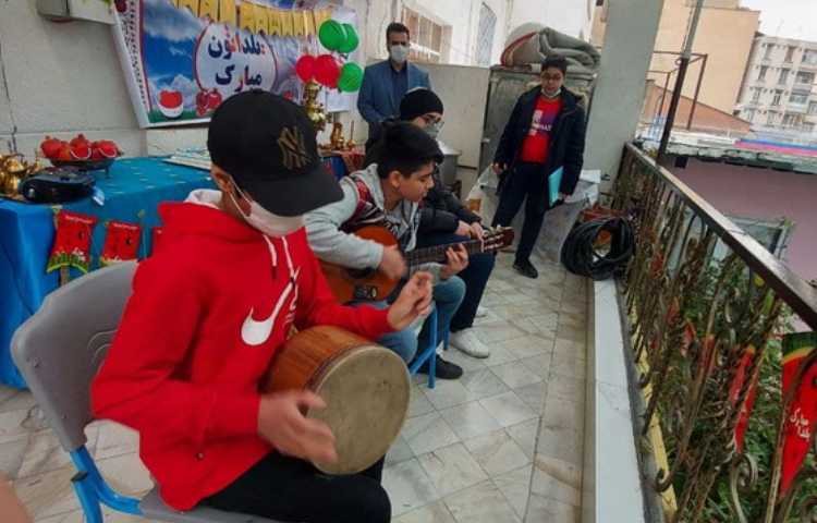 جشن یلدا در یک روز بارانی و زیبا 11