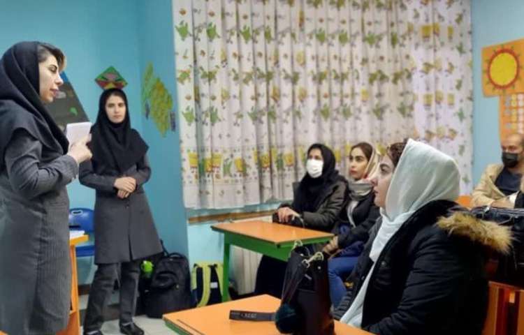 جلسات اولیا دانش آموزان دبستان علوی 8