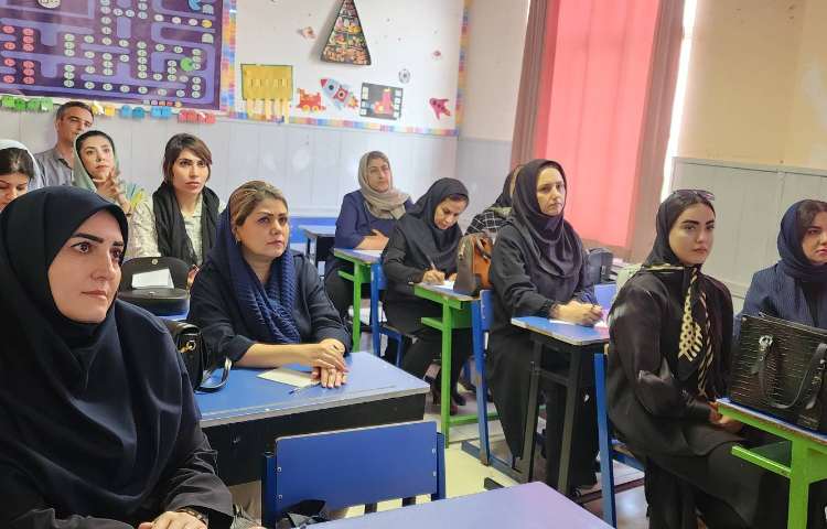 جلسات معارفه ویژه ی پایه های پیش تا سوم با حضور اولیا محترم و آموزگاران گرامی 4