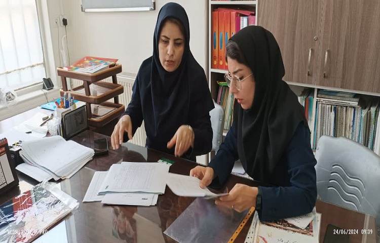 جلسات هم اندیشی با آموزگاران پایه 4