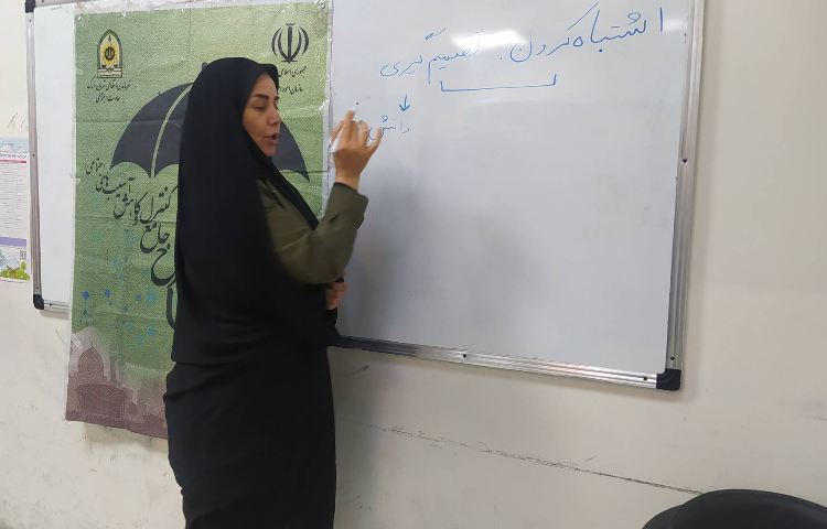 جلسه آموزش کاهش آسیب‌های اجتماعی باحضور سرهنگ فرجی 7