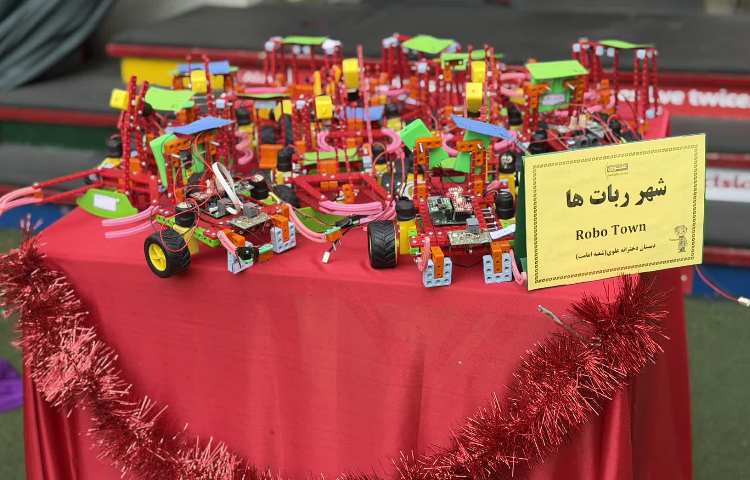 جلسه ارائه کارنامه نیمسال اول و نمایشگاه فعالیت های فوق برنامه 4