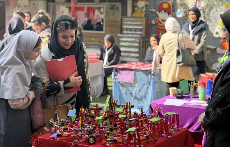 جلسه ارائه کارنامه نیمسال اول و نمایشگاه فعالیت های فوق برنامه 40