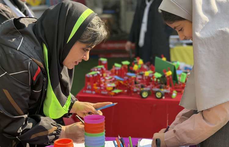 جلسه ارائه کارنامه نیمسال اول و نمایشگاه فعالیت های فوق برنامه 44