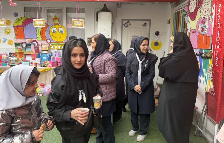 جلسه ارائه کارنامه نیمسال اول و نمایشگاه فعالیت های فوق برنامه 53