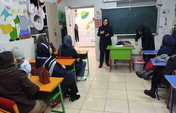 جلسه ارائه گزارش عملکرد آموزش پایه و زبان 4