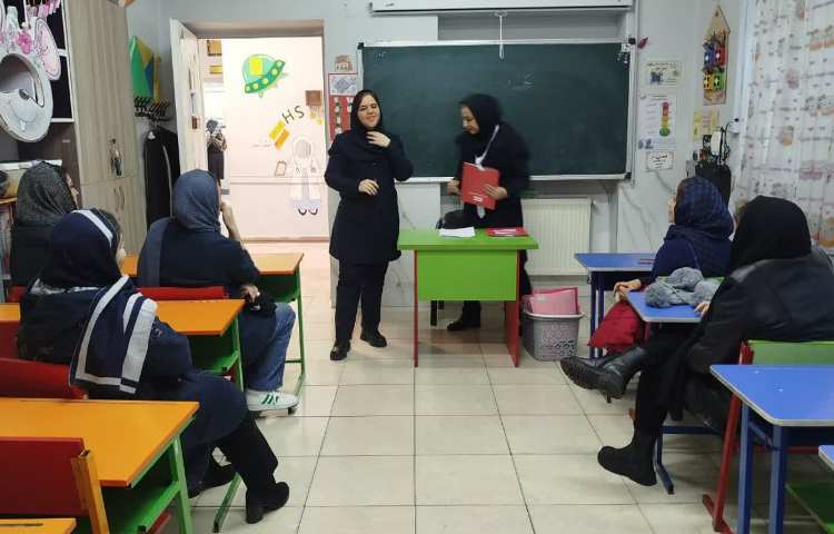 جلسه ارائه گزارش عملکرد آموزش پایه و زبان 5