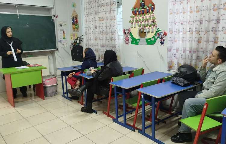 جلسه ارائه گزارش عملکرد آموزش پایه و زبان 6