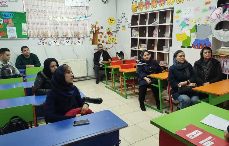 جلسه ارائه گزارش عملکرد آموزش پایه و زبان 8