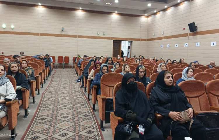 جلسه اهدای کارنامه و بررسی تغییرات کنکور و امتحانات نهایی با حضور مدیریت و مشاورین 1403-1402 4