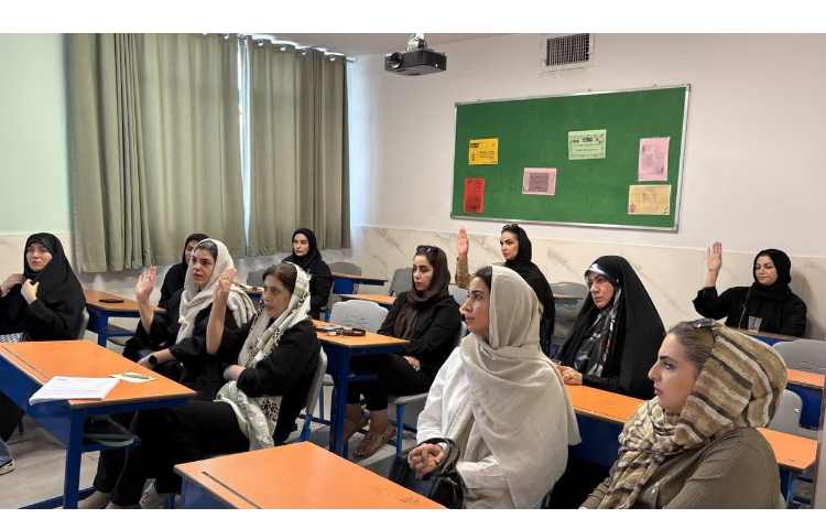 جلسه اولیاء و مربیان پایه هشتم با هدف ارتقای سطح آموزشی بیشتر بین خانه و مدرسه. 2