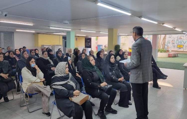 جلسه دانش‌افزایی اولیاء و ارائه کارنامه ماهانه همگام 1 3