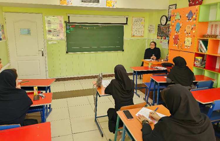 جلسه سوپروایزر با همکاران زبان 1