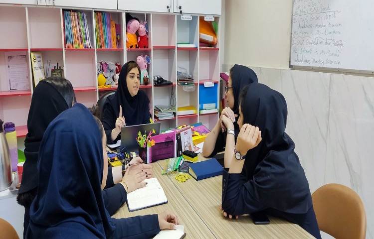 جلسه سوپروایزر با همکاران زبان 2