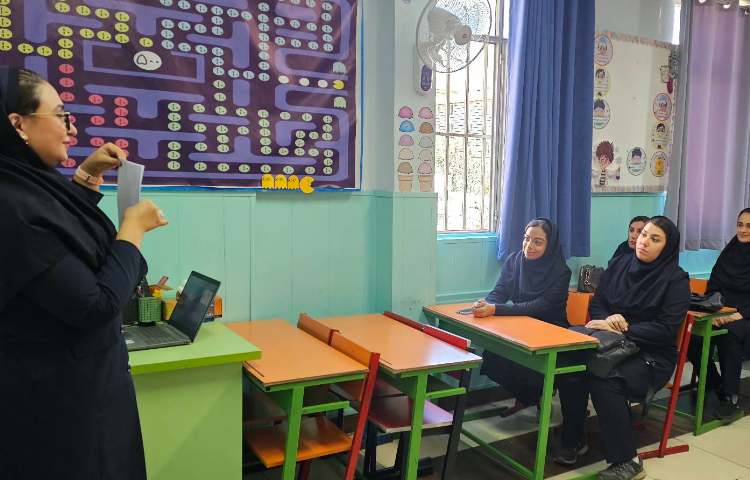 جلسه سوپروایزر با همکاران زبان 2