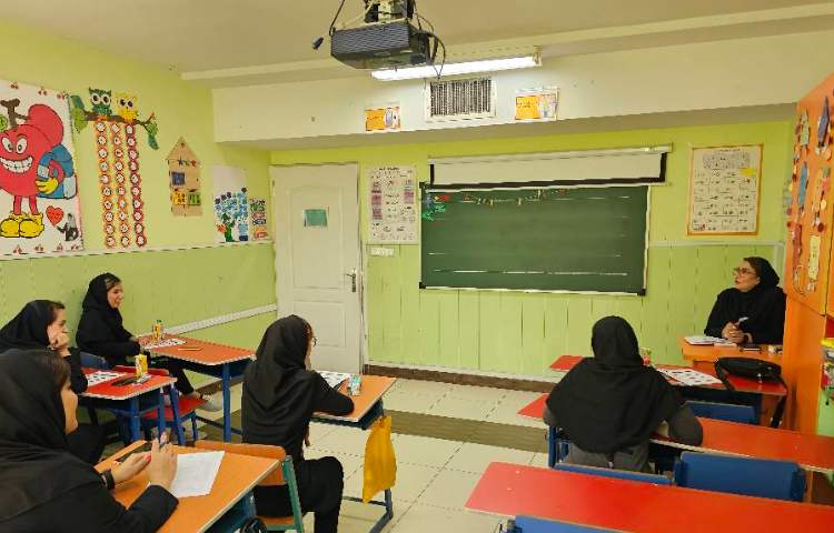 جلسه سوپروایزر با همکاران زبان 3