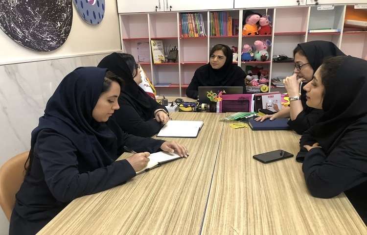 جلسه سوپروایزر با همکاران زبان 4