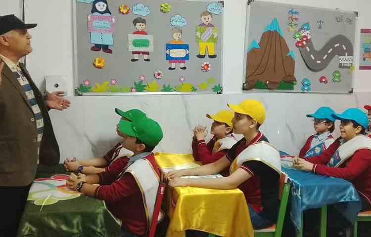 جلسه شورای دانش آموزی (رنگهای چهارخانه) 2