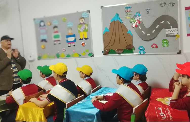 جلسه شورای دانش آموزی (رنگهای چهارخانه)