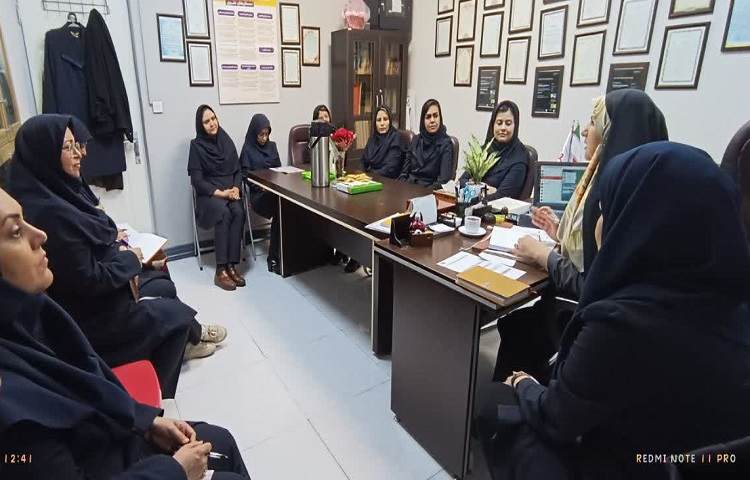 جلسه شورای مدیریت با آموزگاران پایه 5