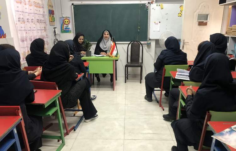 جلسه مدیریت با همکاران