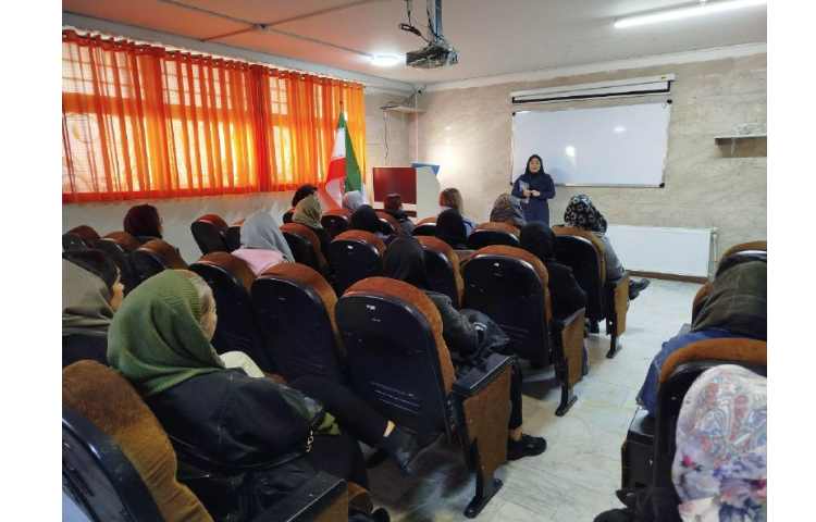 جلسه معلمین زبان پایه ی دوم با اولیا 1