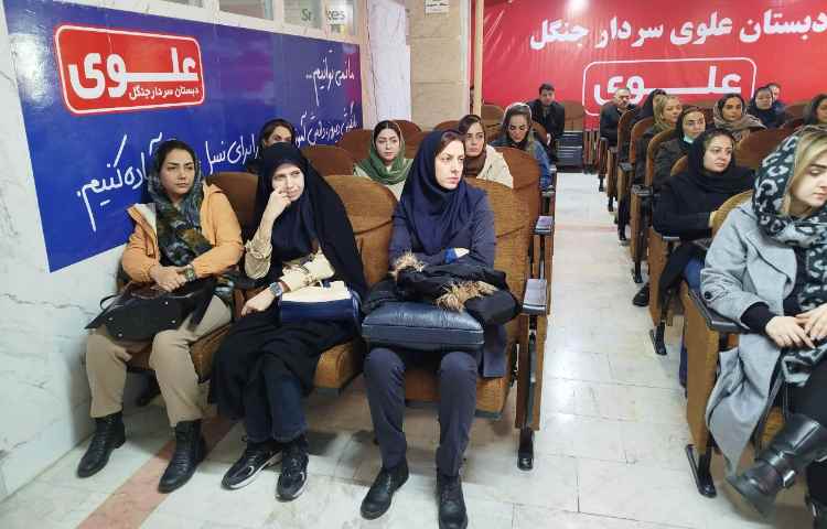 جلسه معلمین زبان پایه ی دوم با اولیا 3