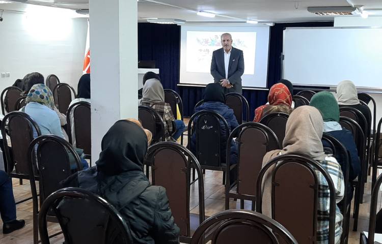 جلسه هدایت تحصیلی و تحویل کارنامه پایه نهم