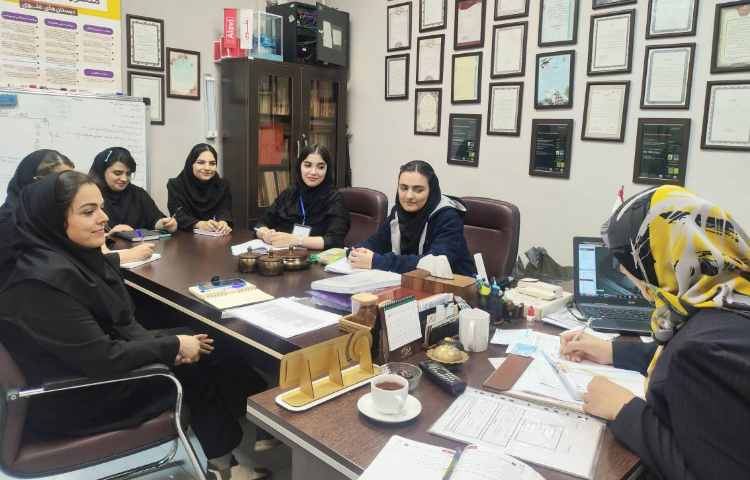 جلسه هفتگی شورای آموزگاران زبان انگلیسی 3