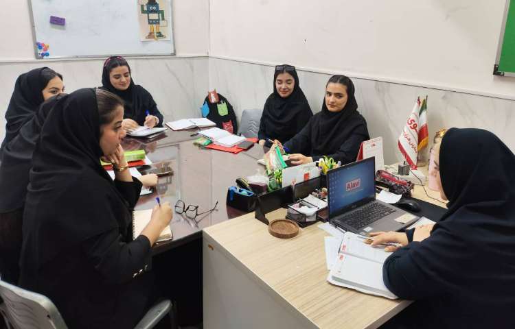 جلسه هفتگی و اتاق فکر دپارتمان زبان 2
