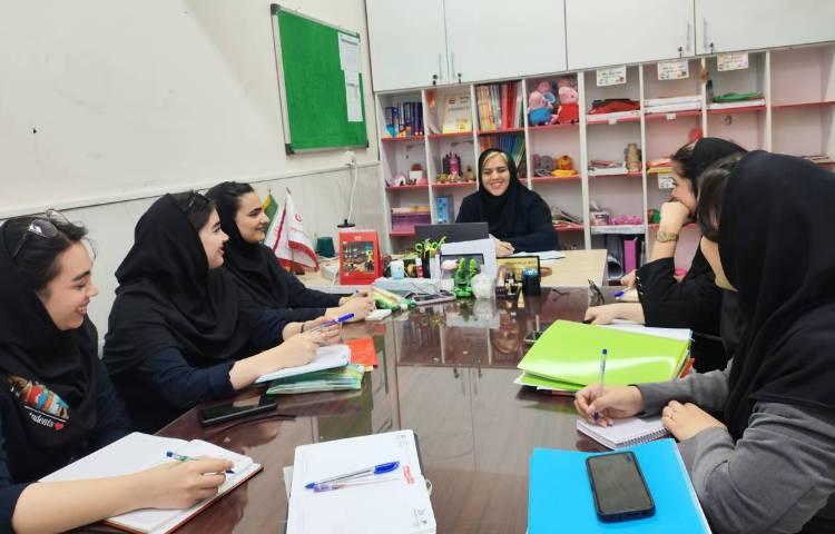 جلسه هفتگی و اتاق فکر دپارتمان زبان 4