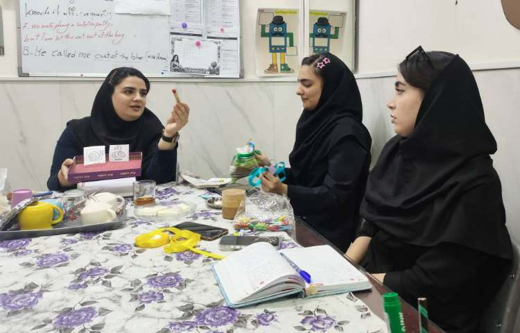 جلسه هفتگی و اتاق فکر دپارتمان زبان 5