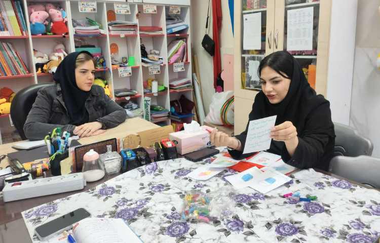 جلسه هفتگی و اتاق فکر دپارتمان زبان
