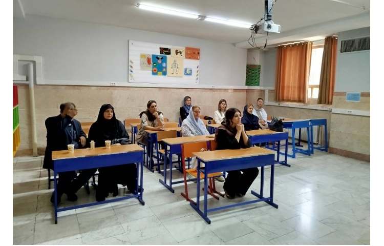 جلسه ی اولیای پیش و اول با مدیریت محترم مدرسه و معارفه ی معلمین واولیا 11