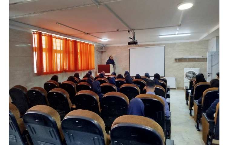 جلسه ی مدیریت محترم با معلمین وکادر اجرایی برای آغاز پایگاه تابستانی 1