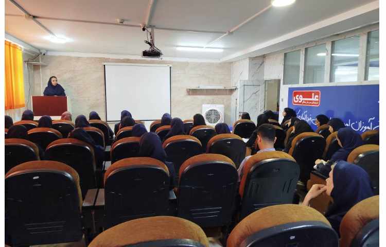 جلسه ی مدیریت محترم با معلمین وکادر اجرایی برای آغاز پایگاه تابستانی 2