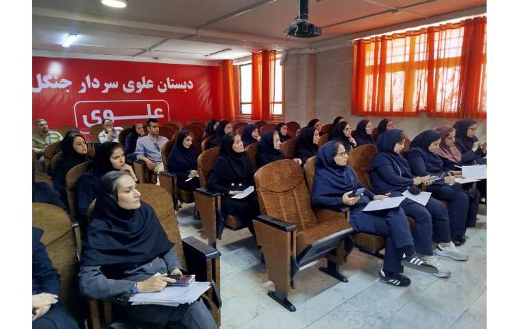 جلسه ی مدیریت محترم با معلمین وکادر اجرایی برای آغاز پایگاه تابستانی 3