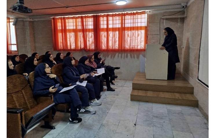 جلسه ی مدیریت محترم با معلمین وکادر اجرایی برای آغاز پایگاه تابستانی 4