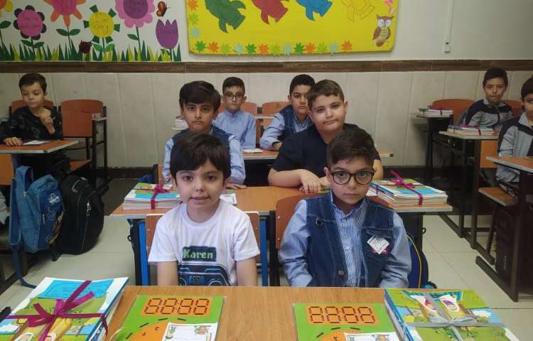 جلسه ی معارفه و آشنایی با قوانین کلاسی ، معرفی کتاب های پایه ی دوم در کلاس انجام شد