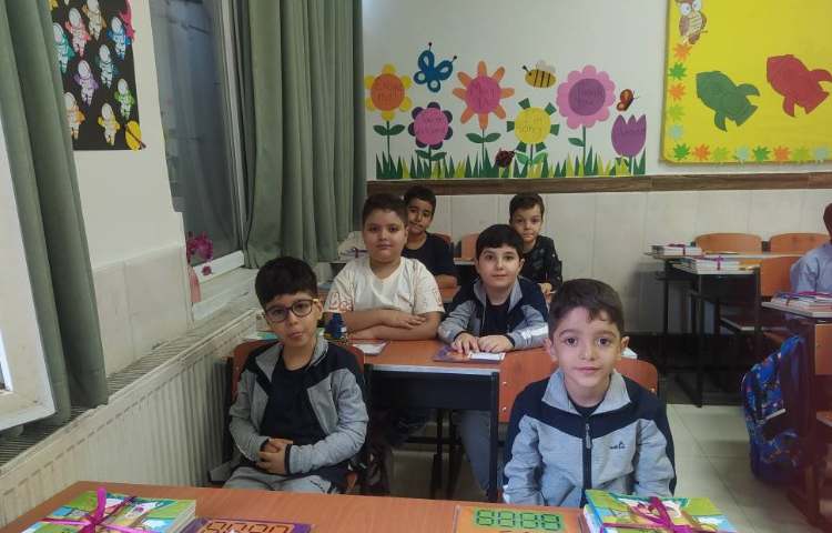 جلسه ی معارفه و آشنایی با قوانین کلاسی ، معرفی کتاب های پایه ی دوم در کلاس انجام شد 2