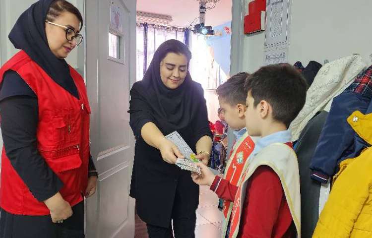 جمع آوری امتیازات کسب شده دانش آموزان توسط ناظرین، کاپیتان و جانشین کاپیتان های طرح چهارخانه 13