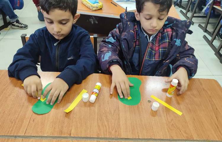 جهت ایجاد انگیزه نشانه (ص) کاردستی (صندل) توسط دانش‌آموزان درکلاس انجام شد. 1