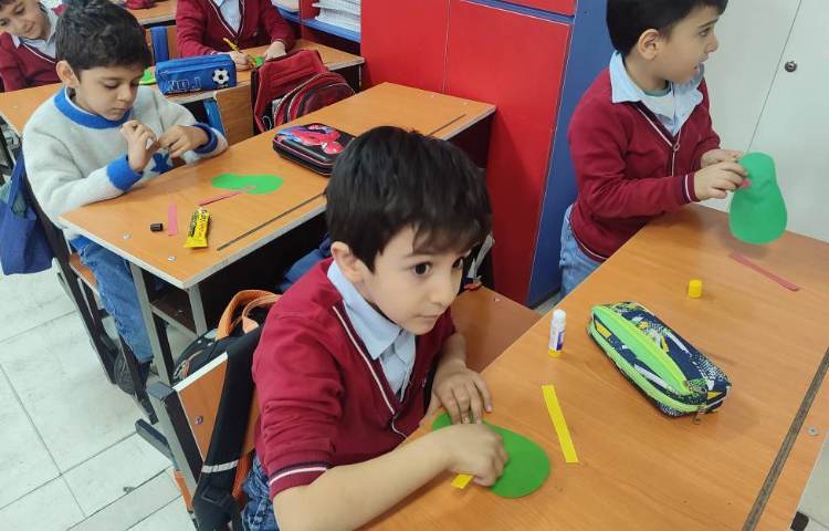 جهت ایجاد انگیزه نشانه (ص) کاردستی (صندل) توسط دانش‌آموزان درکلاس انجام شد. 2