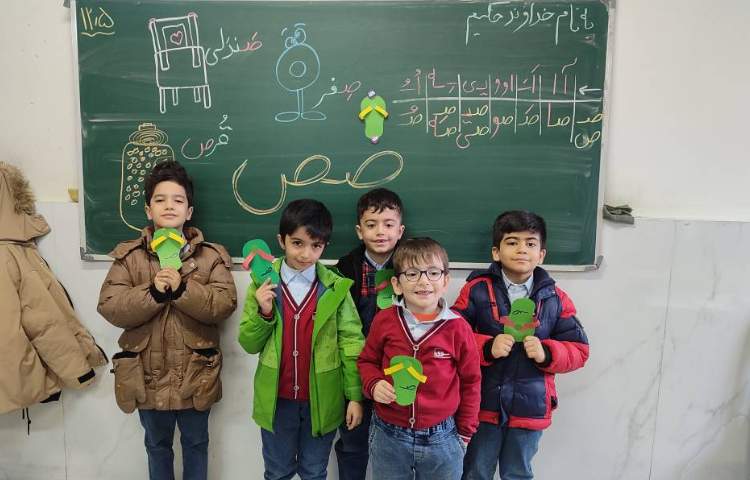 جهت ایجاد انگیزه نشانه (ص) کاردستی (صندل) توسط دانش‌آموزان درکلاس انجام شد. 3